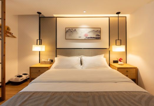 Meiyi Light Luxury Hotel 객실에 있는 욕조와 세탁기