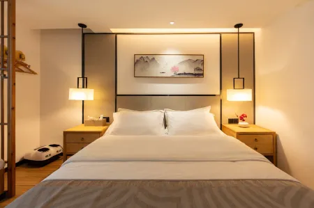 Meiyi Light Luxury Hotel (Zhangjiajie Pedestrian Street Dayong Ancient City Branch) Отели рядом с достопримечательностью «Jishou University Zhangjiajie Campus»