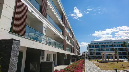 Courtyard Long Beach Holiday Resort Отели в г. Agios Georgios