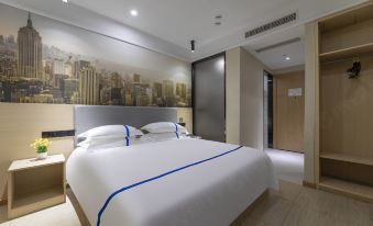 Yipple Hatt Hotel (Ningbo Luomeng Universal Park Yintai City Branch)