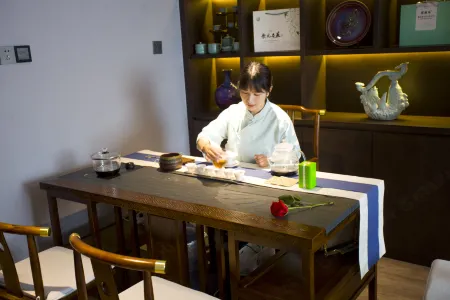 Golden Dragon Hotel Отели рядом с достопримечательностью «Baihe County Qiaoergou Scenic Area»