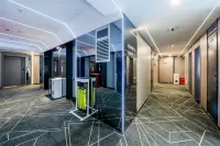 Chaodian E-Sports Hotel (Chongqing North Railway Station Longtousi Park Metro Station)