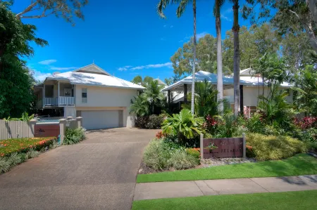 Port Douglas Retreat Отели рядом с достопримечательностью «Flames of the Forest»