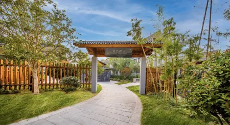 Ningbo Jianjie Meditation House (Fenghua Xikou Scenic Spot Buddhist Academy Store) Отели рядом с достопримечательностью «Sanyintan (The Three Hidden Pools)»