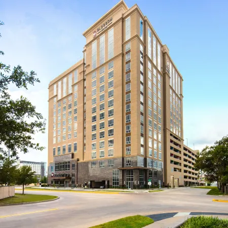 Blossom Hotel Houston, Curio Collection by Hilton Отели рядом с достопримечательностью «Остановка скоростного трамвая Museum District»