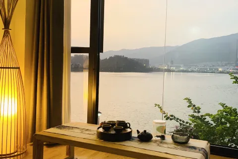 Yuehu Lakeview Guesthouse