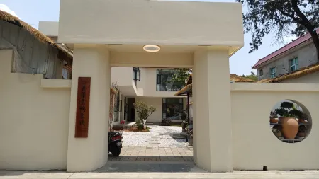 One Leaf Cloud Inn Отели в г. Инцзян