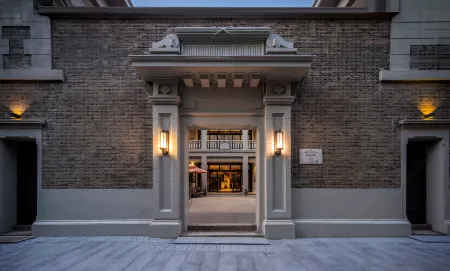 BLOSSOM MANOIR LUJIAZUI · ORIENTAL TREASURY Отели рядом с достопримечательностью «Biyun Xiuxian Tiyu Park»