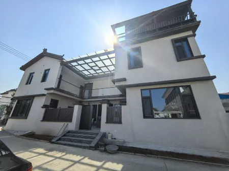 Helan Xiaozhu Homestay (Weishan Lake Tourist Area) Отели в г. Вейшань