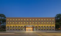 UP Huayi International Hotel Отели рядом с достопримечательностью «Дун Ши Парк»