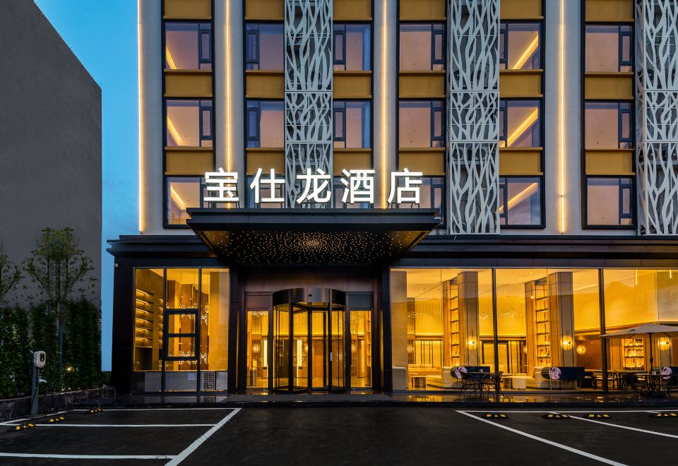 보스론 호텔의 깔끔하게 정돈된 객실