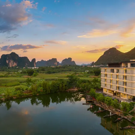 Yue Mountain Riverside Hotel (Yangshuo Yulong River Ten-Mile Gallery Scenic Area)