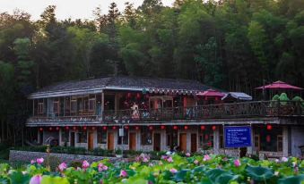 Loushanglou Wooden House Hostel