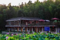 Loushanglou Wooden House Hostel