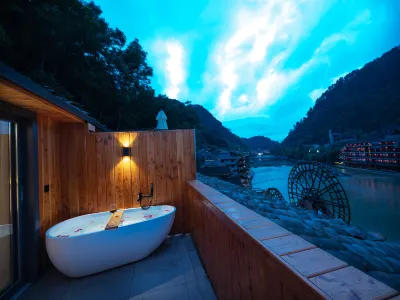 Zuijiangyue Wisdom Riverview Hotel (Phoenix Ancient City Tuojiang Yunqiao Branch)