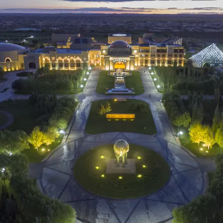 Seven Star Lake Desert Hotel