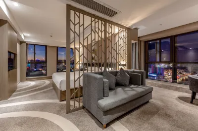 深藍柏豪酒店（昆明火車站店） 鄰近翠火植物科學藝術珠寶展示廳（雲紡東南亞商城店）的酒店