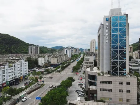 Homeinn Plus Hotel (Jiande Xin'an River Riverside) Отели рядом с достопримечательностью «Xin'anjiang Hydropower Station»