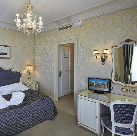 Hotel Antiche Figure Отели рядом с достопримечательностью «Пристань для яхт в Венеции»