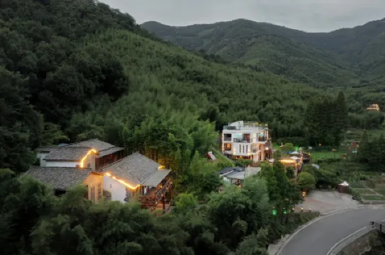 Cloud Mirror Holiday Hostel