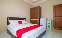 RedDoorz near Mercu Buana University Hotel dekat Toko Kertas Adhika