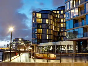 체발 쓰리 키스 앳 더 타워 오브 런던