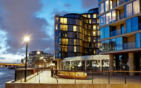 Cheval Three Quays at the Tower of London Отели рядом с достопримечательностью «Айленд Гарденс»