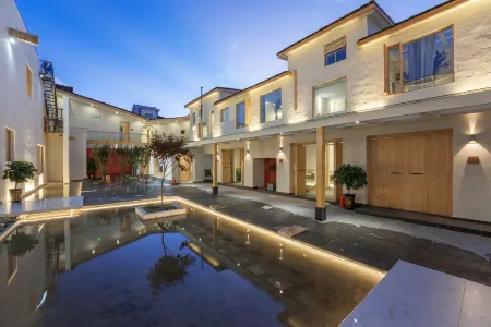 Leon Yu Mu Zhi Ye Designer Homestay (Dukezong Ancient City Store) Отели рядом с достопримечательностью «Zhongdian Sutra Depository Scenic Spot»