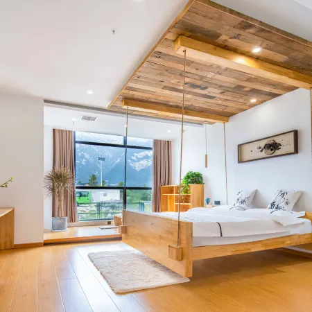 Huaqi Ruosu Mountain House (Huashan Scenic Area Visitor Center)