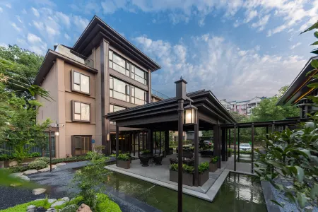 Jingguan Yasu Hotel (Wuhan Optics Valley Plaza) Отели рядом с достопримечательностью «China University of Geosciences»