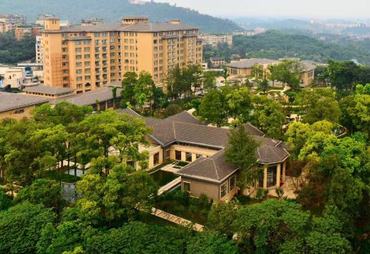 탄무린 호텔 정원 전경