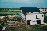 On the Ridge of the field Hotel in zona Liujia Ferry