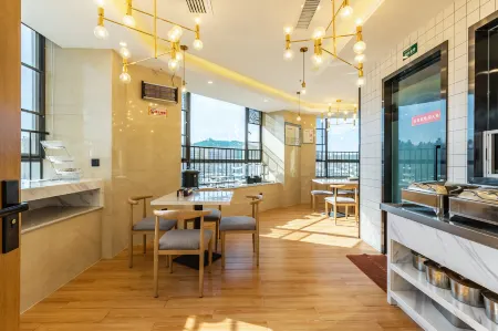 GreenTree Inn Kumming East Bus Terminal Flower City Hotel Отели рядом с достопримечательностью «Yunnan Astronomical Observatory Chinese Academy of Sciences»