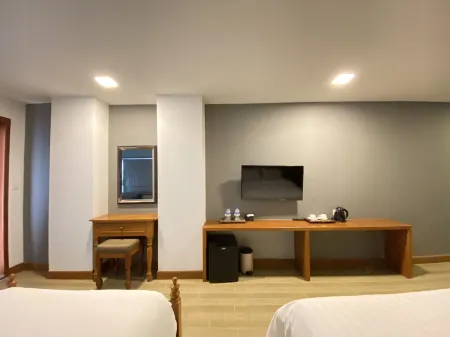 Point Boutique Hotel Отели рядом с достопримечательностью «Уот Ауналом Монастери»