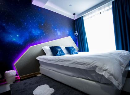 Huai'an Crystal Lovers Theme Hotel