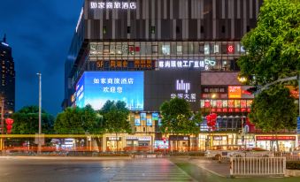 A city at night with illuminated streets and buildings on both sides at Homeinn Selected (Foshan Zumiao Metro Station)