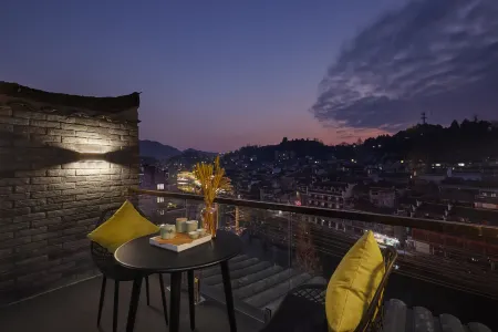 Tianqingshe Riverview Homestay (Phoenix Ancient City Lijiang Branch)