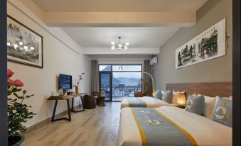 Yangshuo one mountain and one water top class B & B