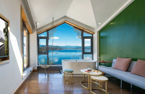Lugu Lake Qingchen Yipin 180° Lake View Hotel - إقامة ريفية