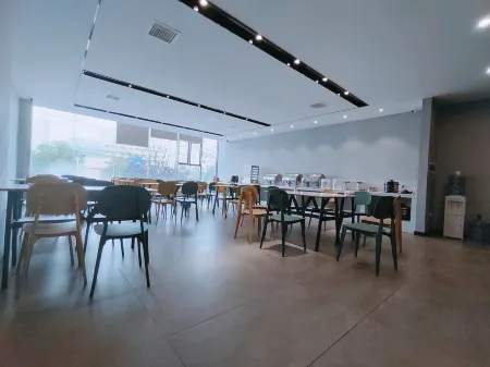 7 Days Premium Hotel (Changsha West Bus Station Meixi Lake East Subway Station) Отели рядом с достопримечательностью «Hunan University of Finance and Economics Library»