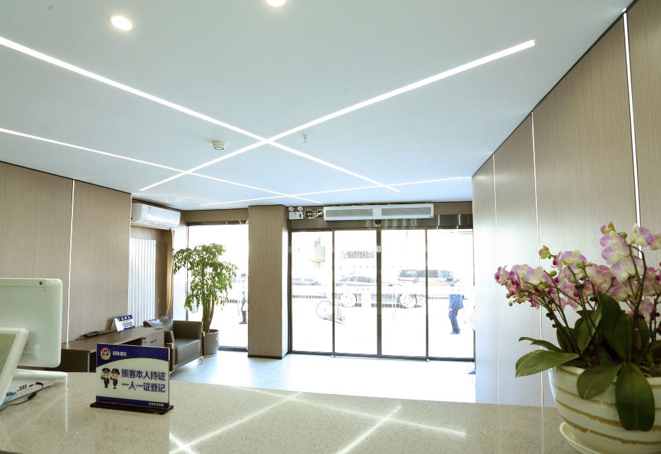 Huanmei Business Hotel (Beijing Daxing Huangcun West Street Subway Branch) - Housity