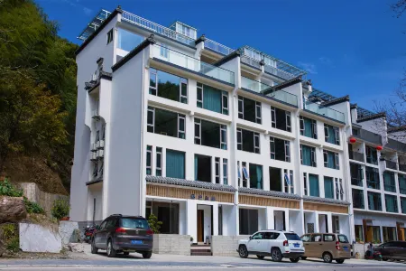 Locomotive Mountain B&B (South Gate of Huangshan Scenic Area) Отели рядом с достопримечательностью «Huangshan Geological Museum»