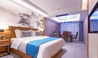 Xiangxiang Victoria Hotel (Xianghong Railway Station Store) - parking