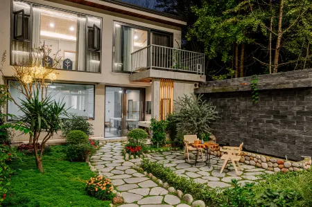 Xishan Garden Private Hot Spring Cinema Vacation Boutique Stay (Mount Qingcheng Railway Station) Отели рядом с достопримечательностью «Chengdu Neusoft University»