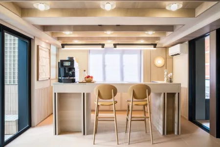 YING’nFLO, Hong Kong, Wan Chai (Langham Hospitality Group) Отели рядом с достопримечательностью «Ламма»