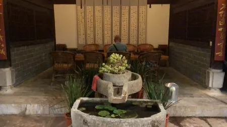 Tonghai Xiuqi Bieyuan Inn Отели рядом с достопримечательностью «Tonghai Confucian Temple»