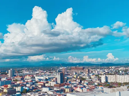 the base sea view holiday Отели рядом с достопримечательностью «Bann sukhawadee»