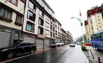 Kangding Yishanju Hotel