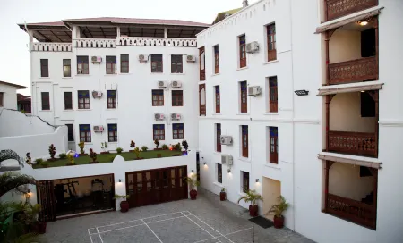 Maru Maru Hotel Отели рядом с достопримечательностью «Персидские бани Хамамни»