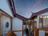 lijiang Nanting. Wind courtyard by stream Hotels near Dashi Bridge